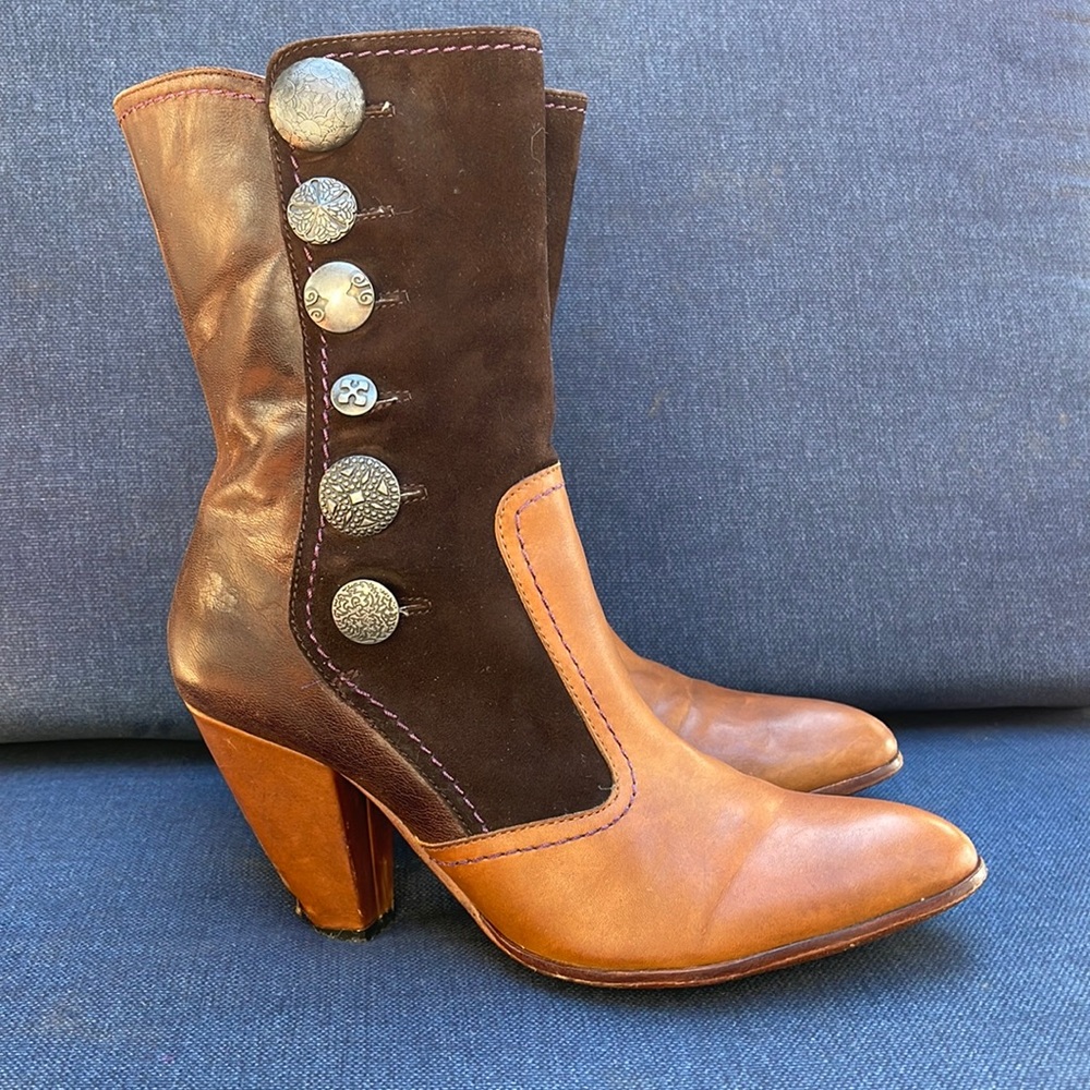 True Religion Leather Hilda Boots Camel/Chocolate Womens 9.5 M 3” Heel  Zip